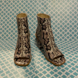 Vince Camuto leopard skin uppers    Size 9.     419
