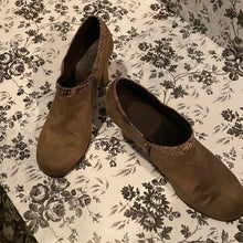 Load image into Gallery viewer, Brown suede uppers 1417