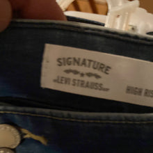 Load image into Gallery viewer, Shaping signature Levi Strauss.    469 shaping jeans