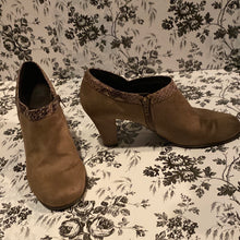Load image into Gallery viewer, Brown suede uppers 1417