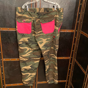 Cami pants pink trim. Missing back pocket button XL.    728