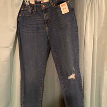 Load image into Gallery viewer, Levi’s Straus mid rise Capris 18.